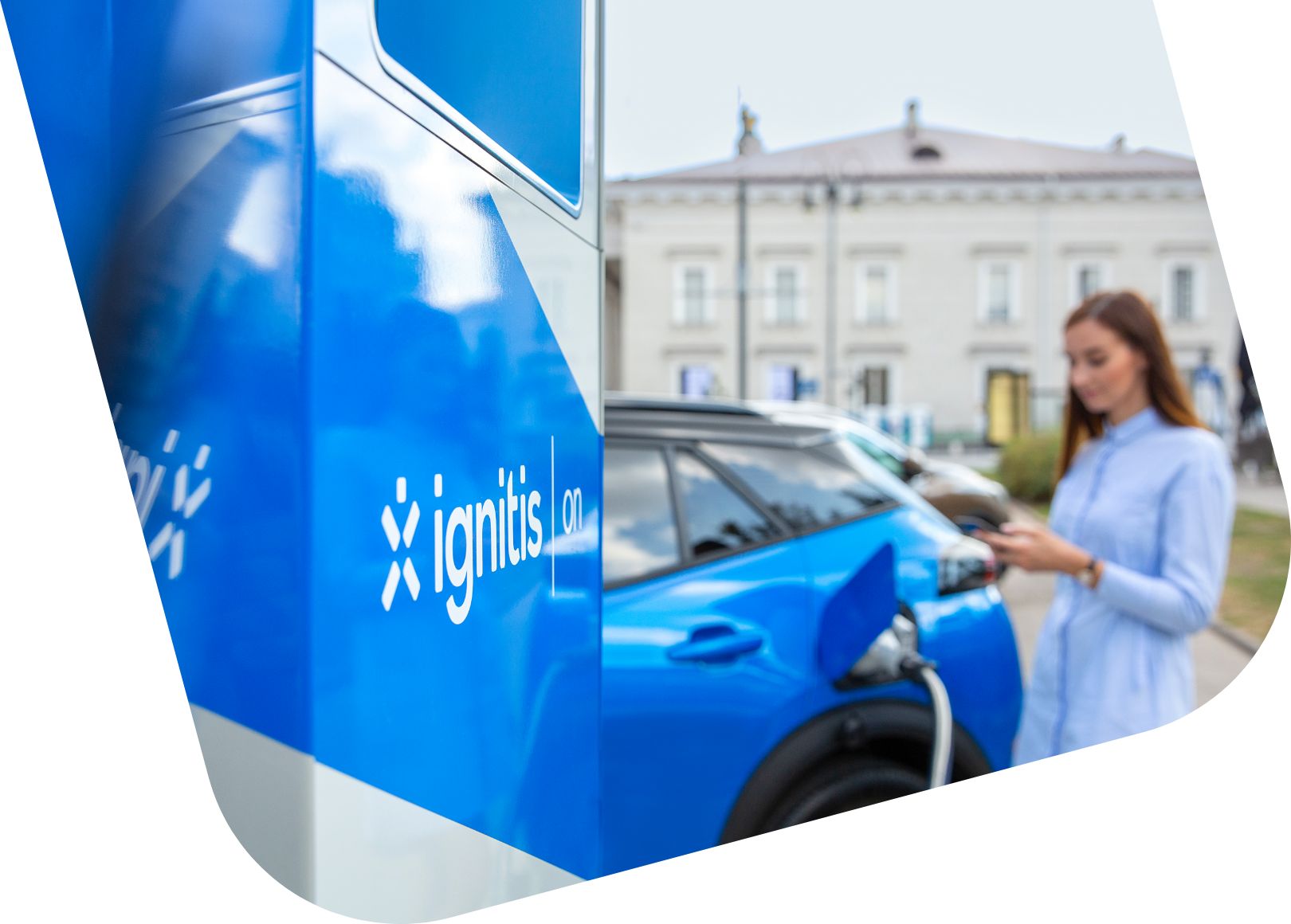 Žmogus kraunasi mėlyną elektromobilį Ignitis ON stotelėje