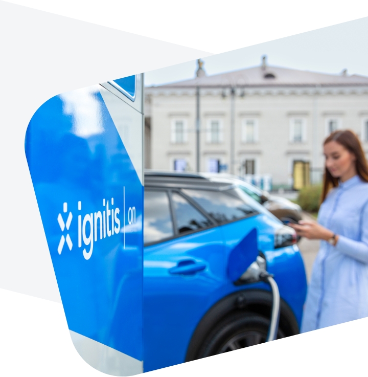 Žmogus kraunasi mėlyną elektromobilį Ignitis ON stotelėje