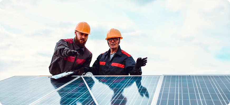Du inžinieriai apžiūri saulės elektrinę