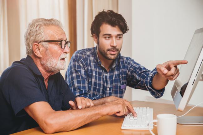 Du vyrai skaito kompiuteryje apie Ignitis nepriklausomą tiekimą