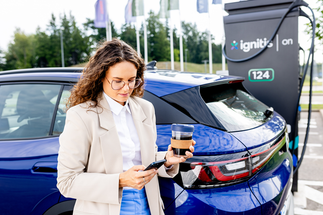 Moteris įsikrauna elektromobilį Ignitis ON stotelėje