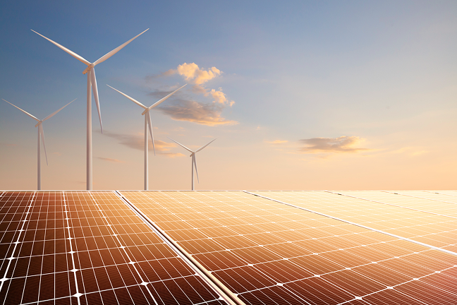 Saulės elektrinės ir vėjo jėgainės saulėlydžio apšvietime