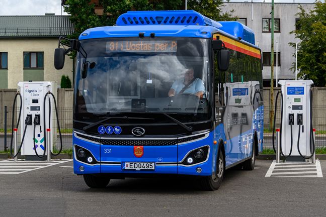 TOKS elektrobusas įsikrauna Ignitis ON įkrovimo stotelėje
