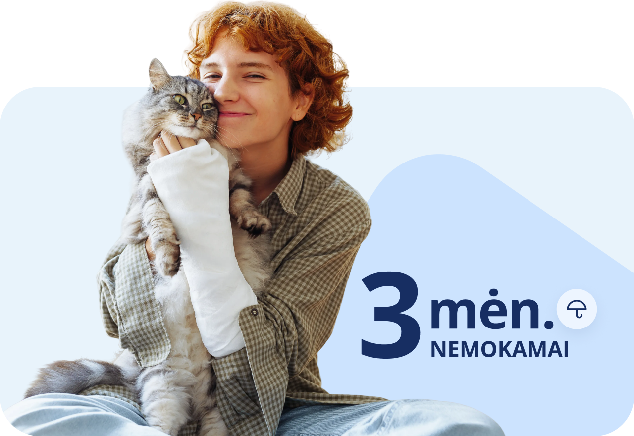 Mergina su sugipsuota ranka ir su katinu rankose džiaugiasi Ignitis sąskaitos draudimu ir kad pirmi 3 mėn. nieko nekainuoja.