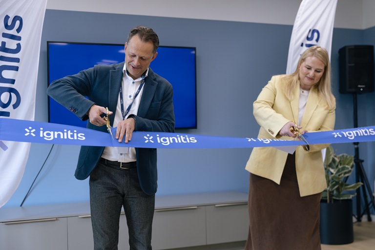Artūras Bortkevičius su kolege kerpa atidarymo juostą
