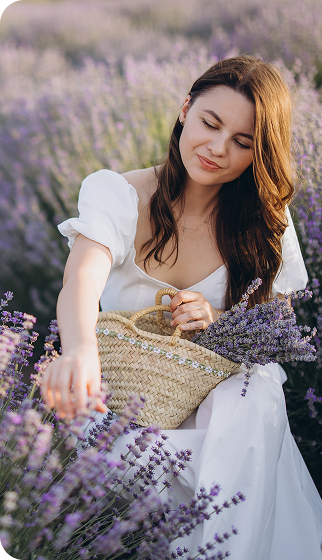 Mergina renka levandas į pintą krepšį