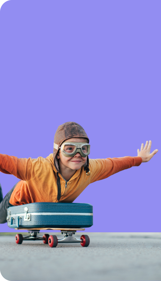 Vaikas su tarpukario stiliaus lakūno odine kepure ir akiniais, svajoja tapti lakūnu riedėdamas pilvu ant riedlentės(ant kurios dar yra padėdatas lagaminas) ir išskleidęs rankas į šonus - taip mėgdžiodamas lėktuvo pozą.