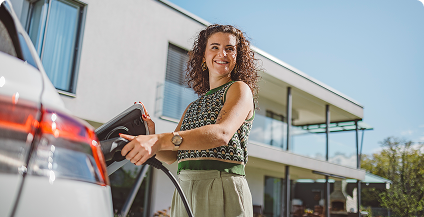 Moteris krauna elektromobilį