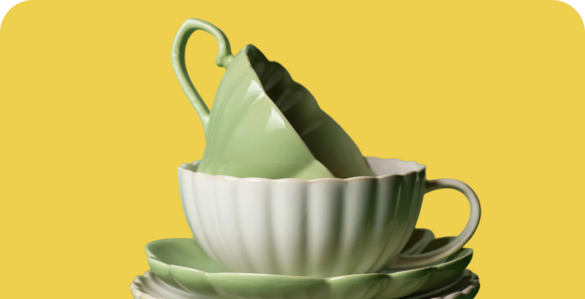 Kavos puodelis geltoname fone