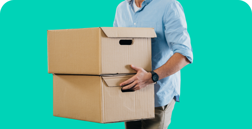 Vyras neša dvi dėžes