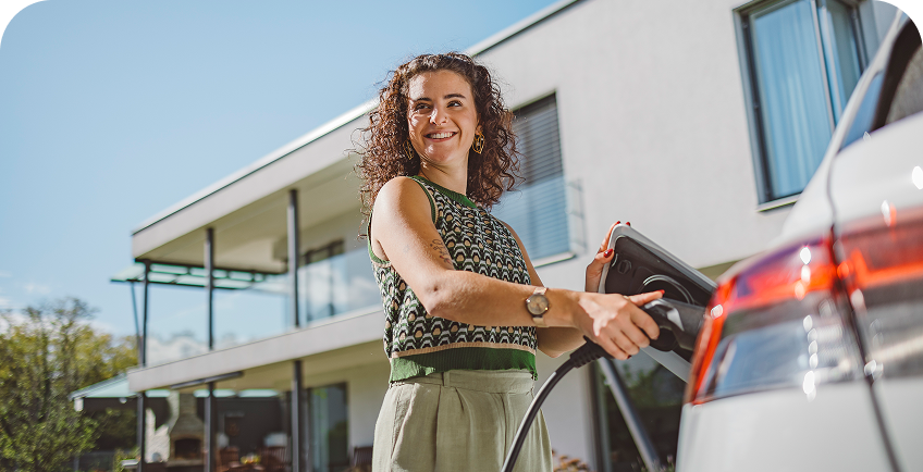 Moteris krauna elektromobilį