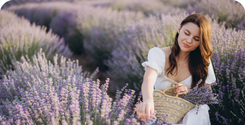 Mergina renka levandas į pintą krepšį
