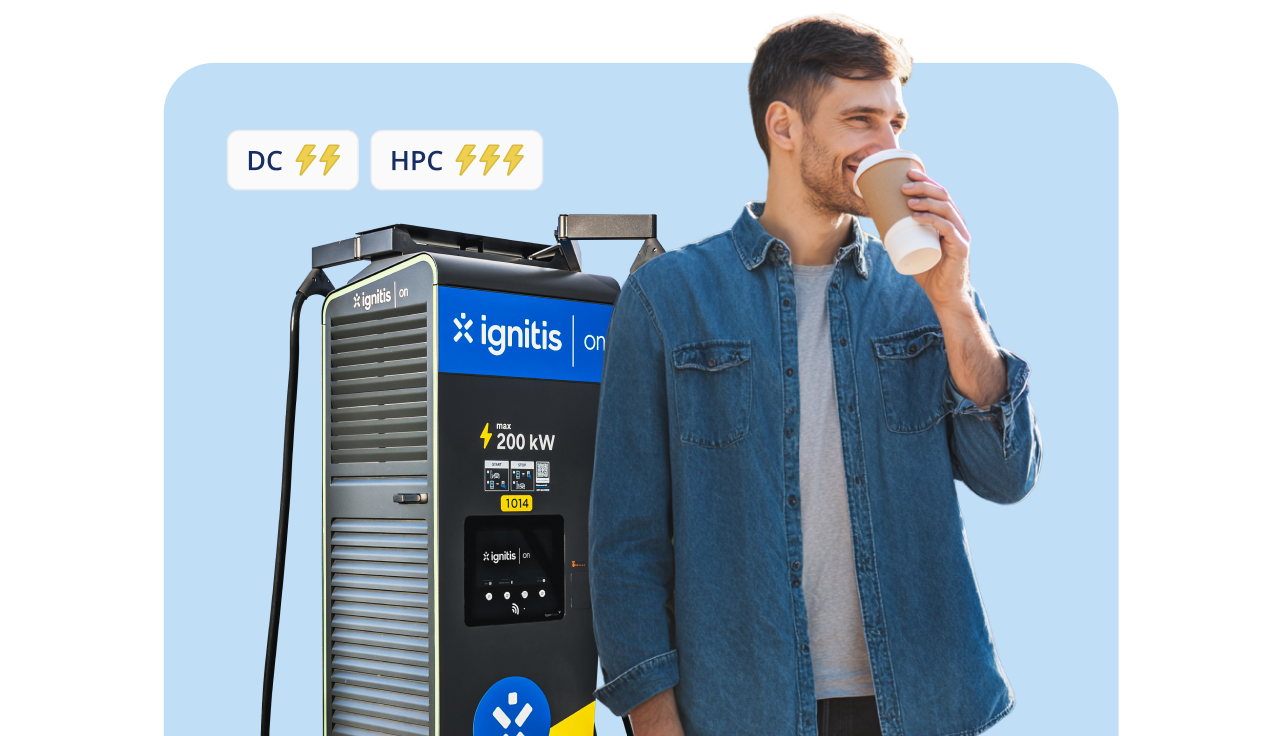 Vyras geria kavą ir džiaugiasi Ignitis ON itin greito įkrovimo stotele.