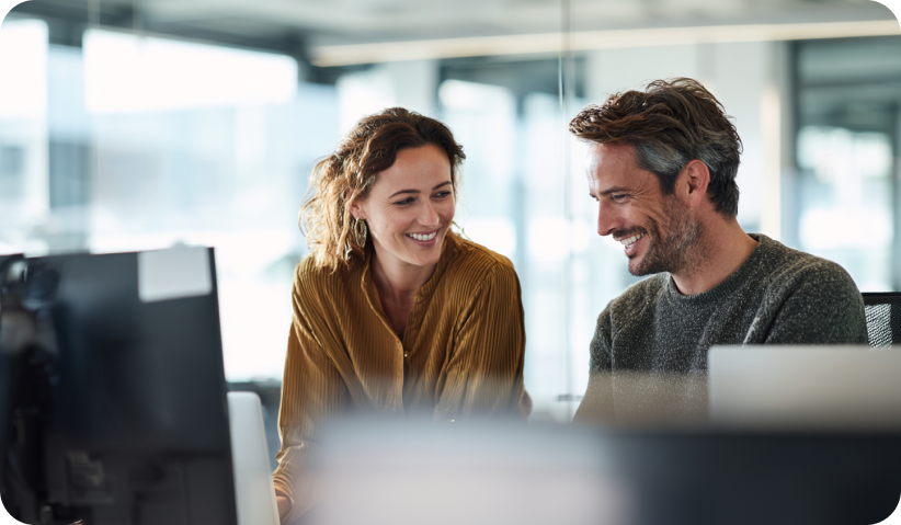 Du kolegos kalbasi ofise darbo reikalais