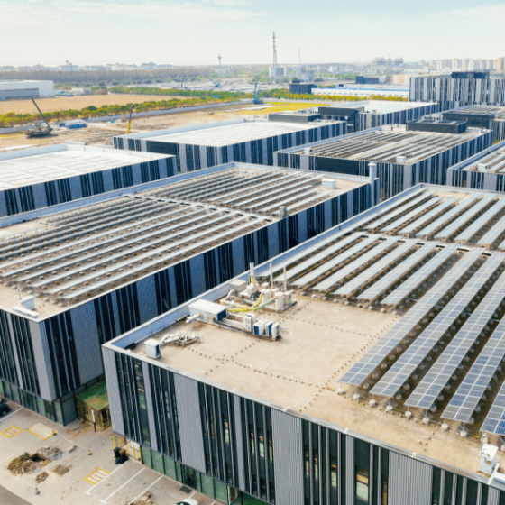 Saulės elektrinės ant pramoninio pastato stogo