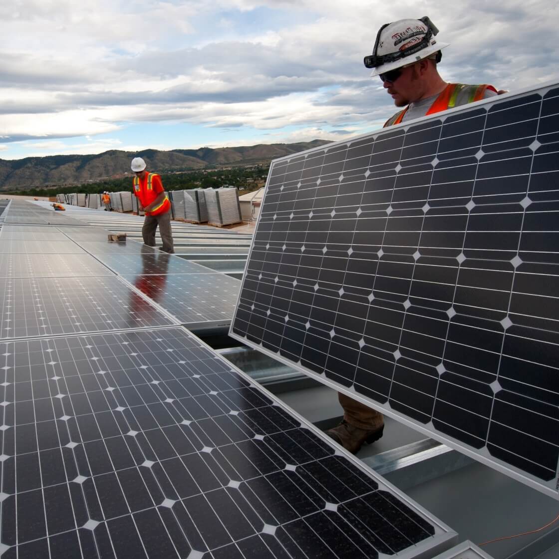 Darbuotojai montuoja saulės elektrines