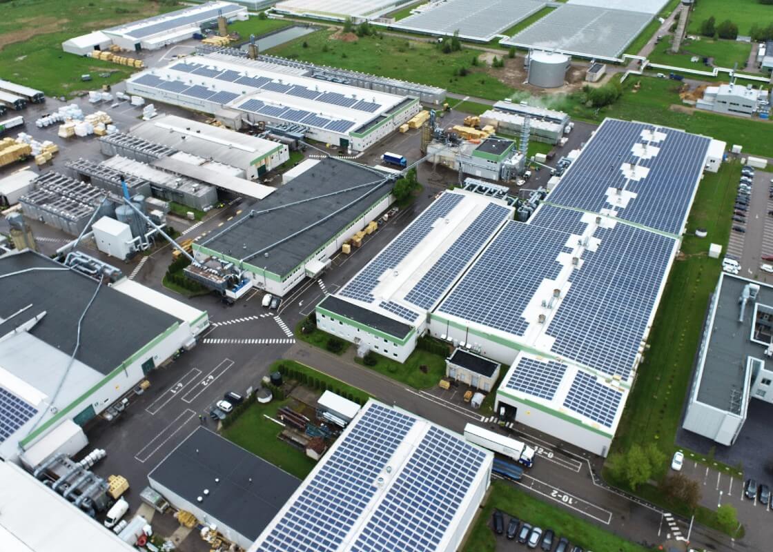 Saulės elektrinės ant pramoninių pastatų stogo