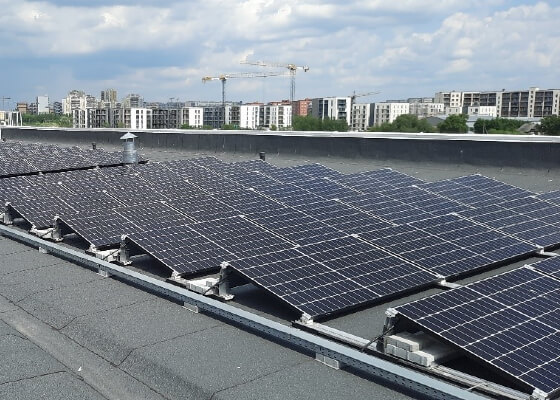 Saulės elektrinė ant pramoninio pastato stogo