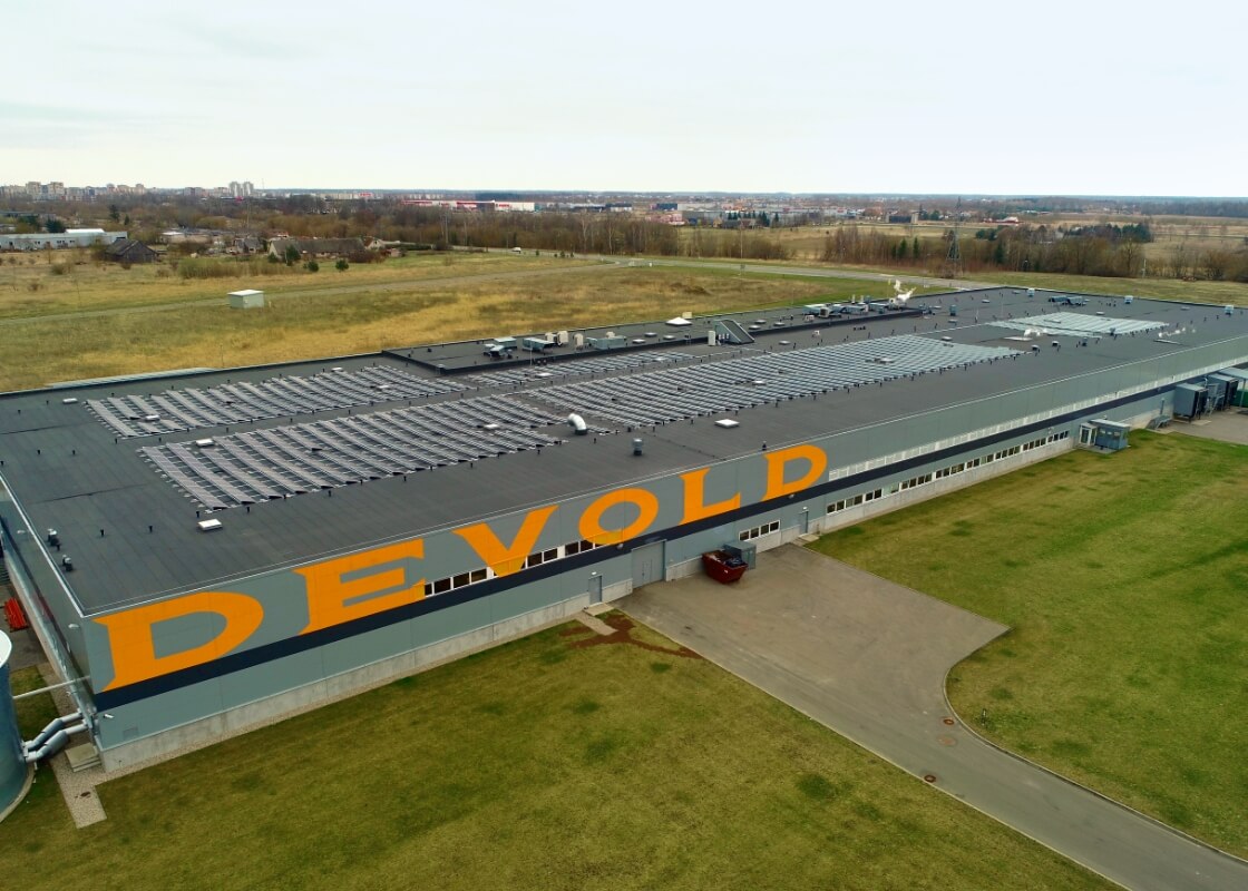 Saulės elektrinė ant pramoninio pastato stogo