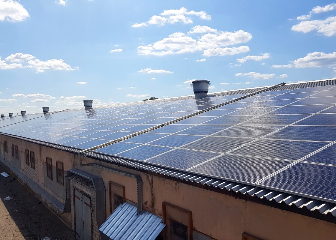 Saulės elektrinė ant pramoninio pastato stogo