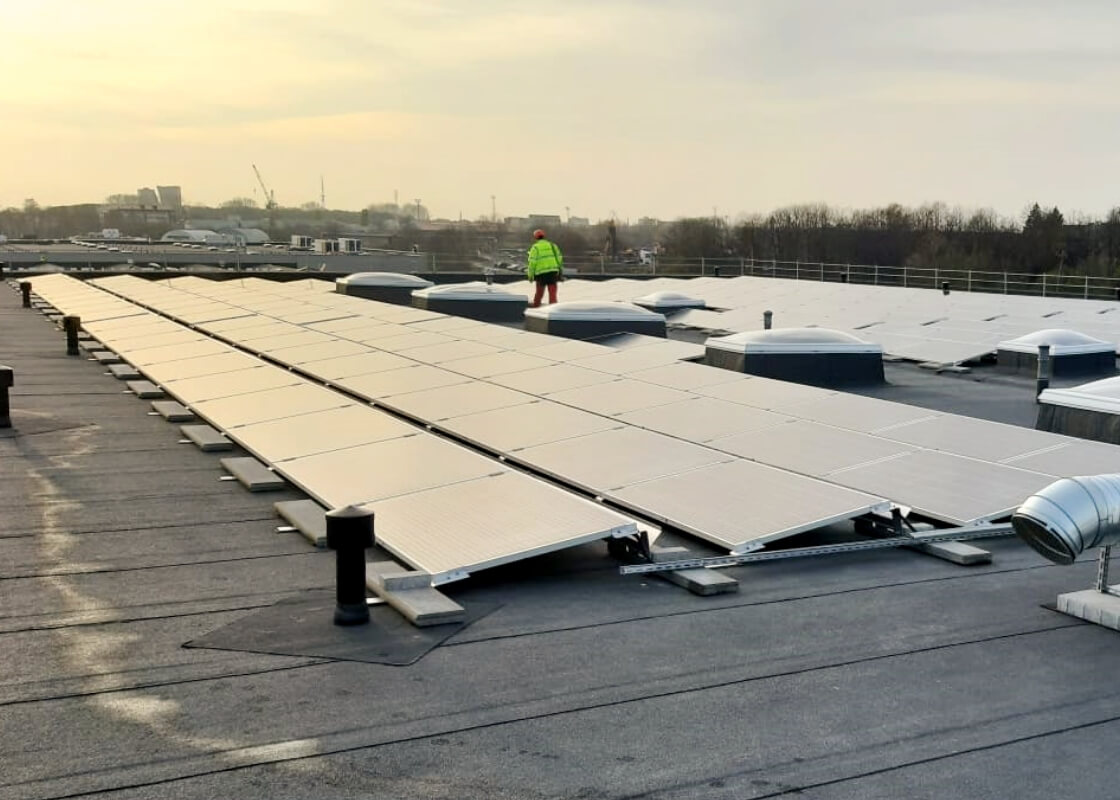 Saulės elektrinė ant pramoninio pastato stogo