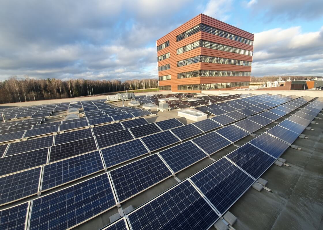 Saulės elektrinė ant pramoninio pastato stogo