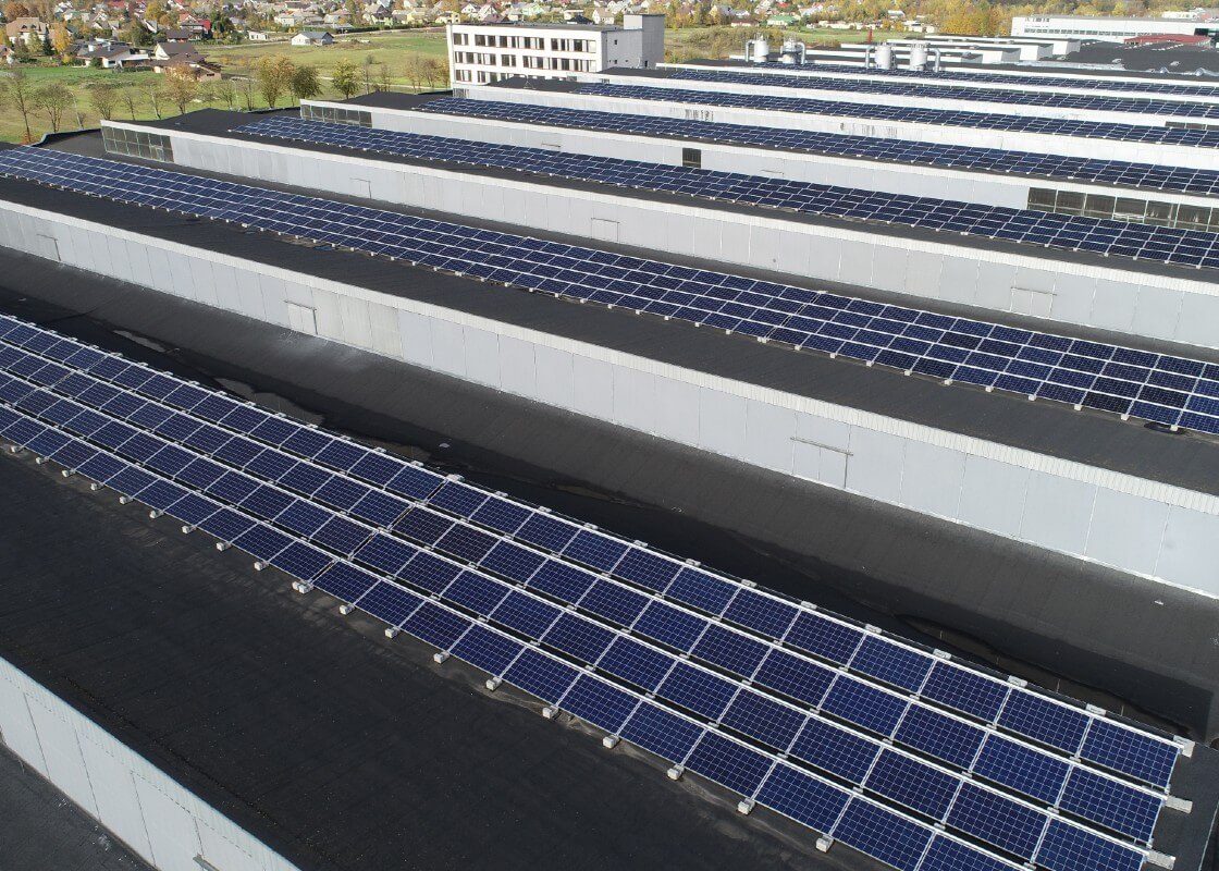 Saulės elektrinė ant pramoninio pastato stogo
