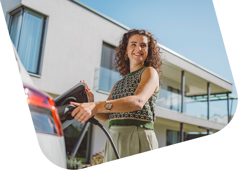 Laiminga moteris krauna savo elektromobilį