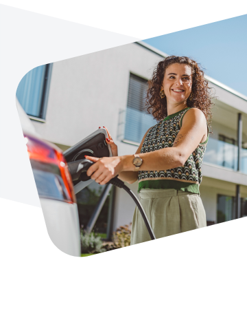 Laiminga moteris krauna savo elektromobilį