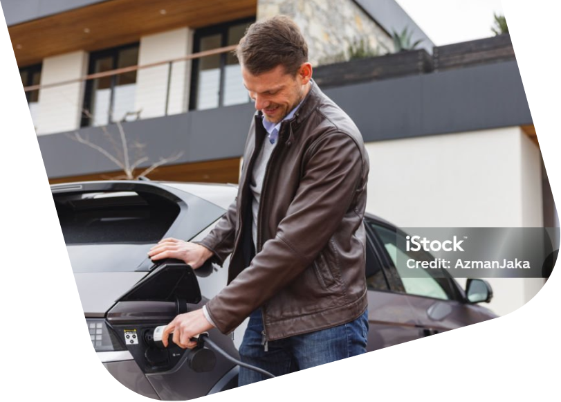 Vyras kraunasi elektromobilį