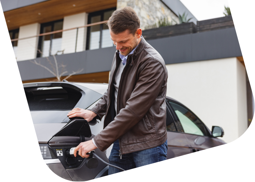 Vyras kraunasi elektromobilį