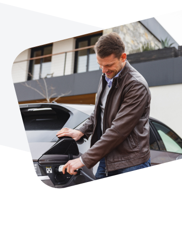 Vyras kraunasi elektromobilį