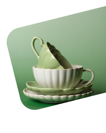 Žalias kavos puodelis žaliame fone