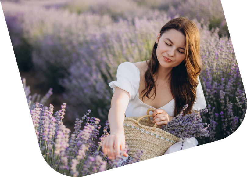 Mergina su balta suknele renka levandas