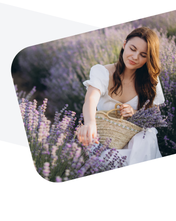 Mergina su balta suknele renka levandas