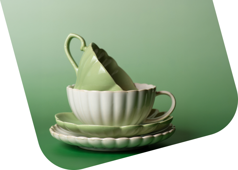 Žalias kavos puodelis žaliame fone