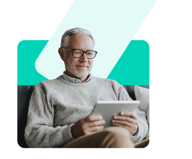 Vyras planšetėje skaito apie Ignitis savitarną