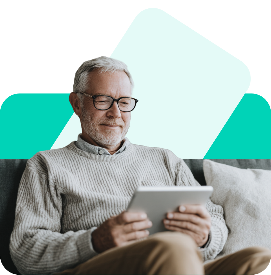 Vyras planšetėje skaito apie Ignitis savitarną