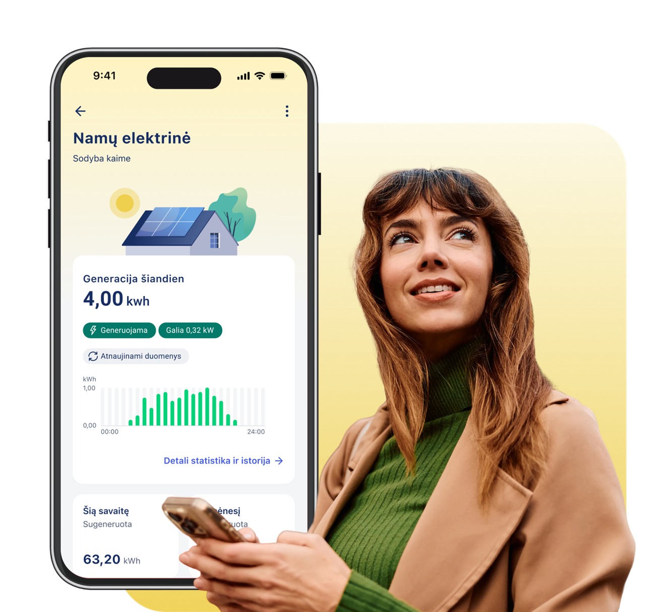 Moteris su telefonu, greta programėlėje rodoma namų saulės elektrinės generacija