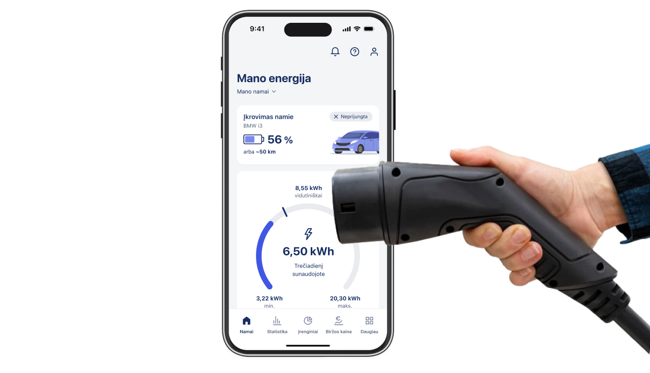 EnergySmart programėlės įkrovimo namie langas ir ranka laikanti įkrovimo jungtį.