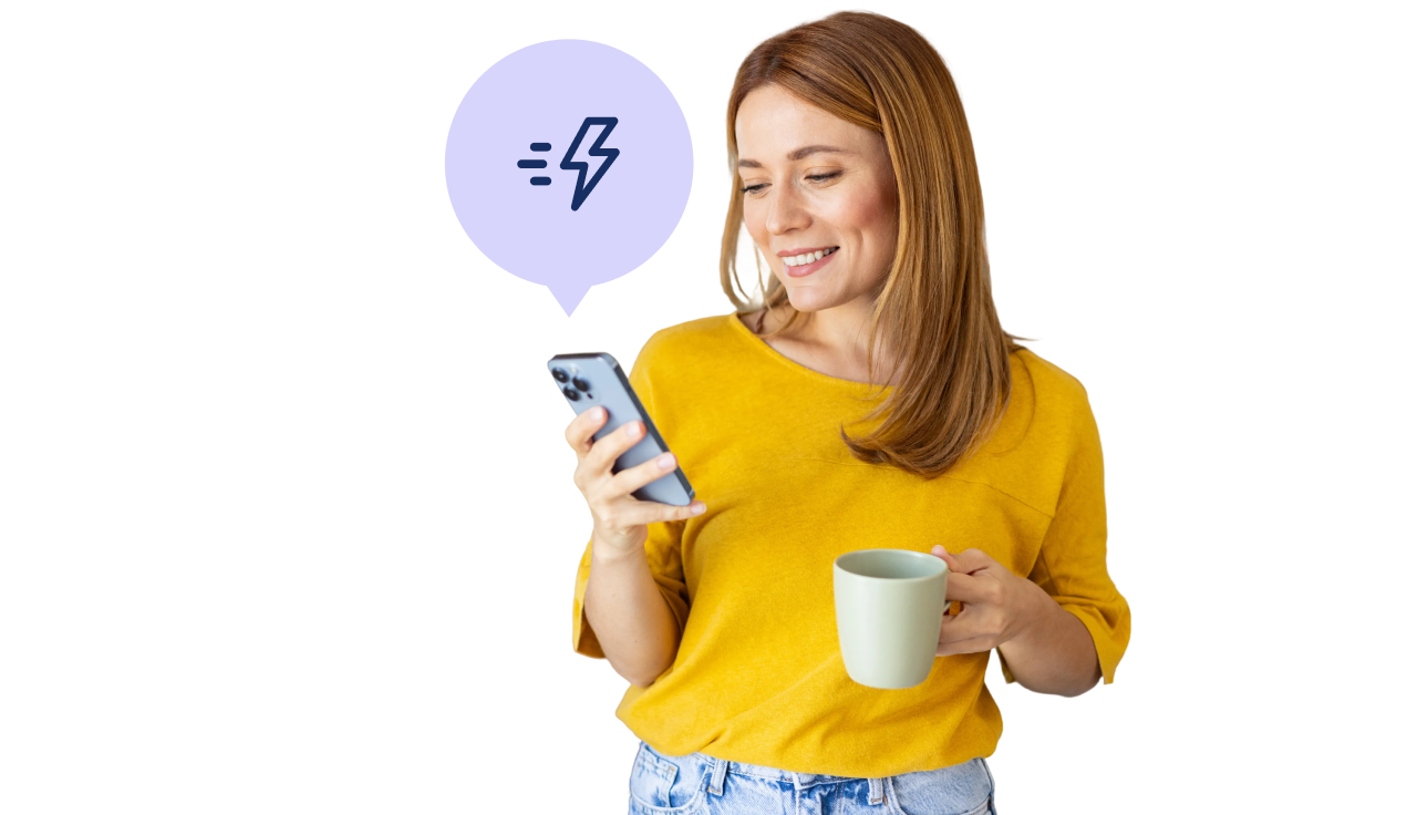 Moteris skaito Ignitis ON naujienas ir patarimus, ir šypsosi.