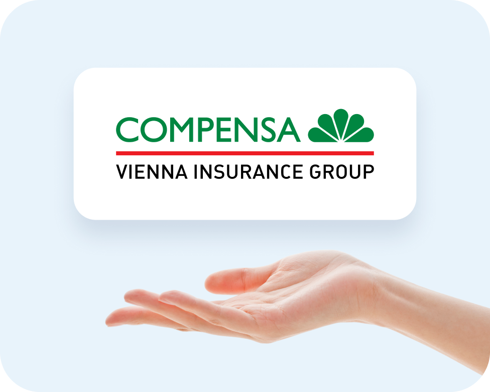 Ištiesta ranka delnu į viršų, virš kurios Compensa logotipas.