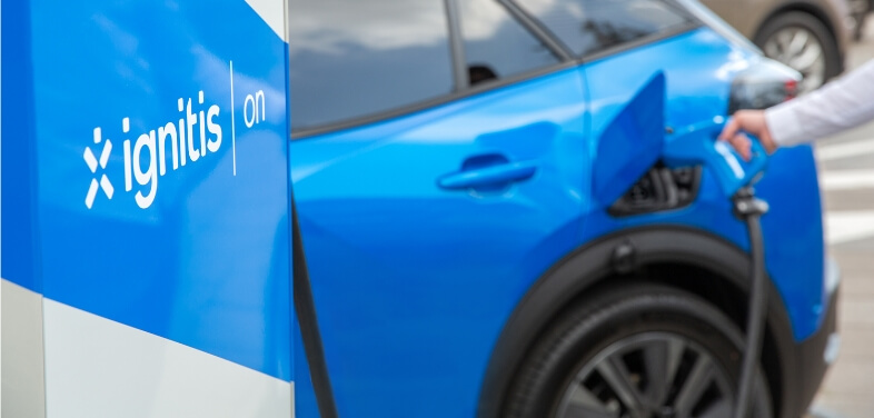 Elektromobilis įsikrauna Ignitis ON stotelėje.