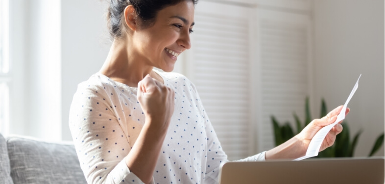 Moteris džiaugiasi elektros sąskaitos kompensavimu.