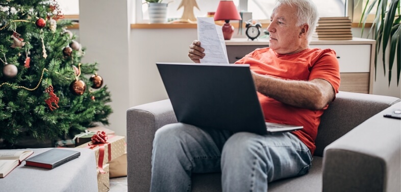 Vyras džiaugiasi elektros sąskaitos kompensavimu.