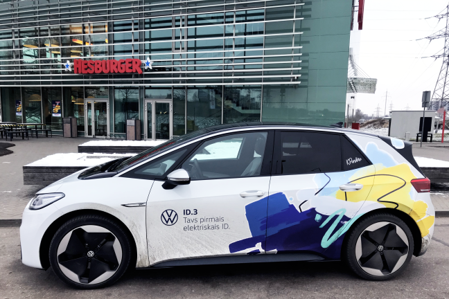Elektromobilis ir Hesburger greito maisto restoranas
