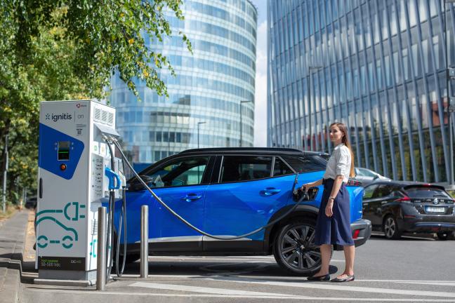 Mergina laukia kol pasikraus elektromobilis