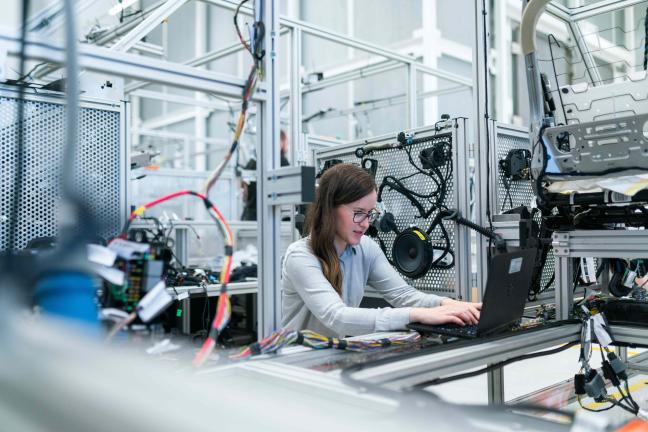 Mergina dirbanti laboratorijoje