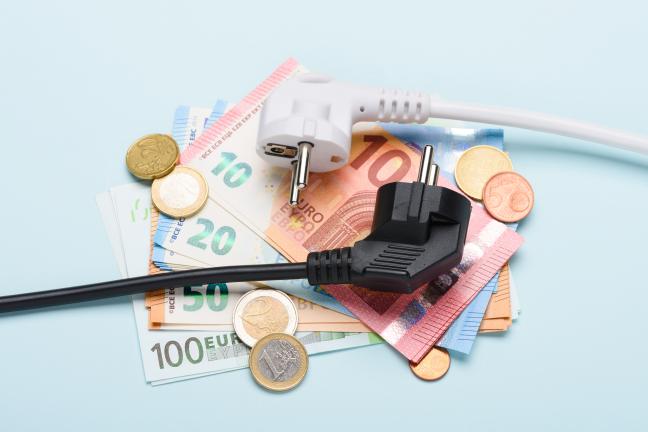 Elektros kištukai ant grynųjų pinigų