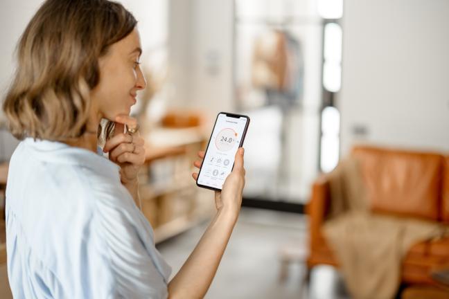 Mergina žiūri į telefoną